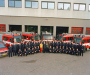 840250 Groepsportret van personeelsleden van de Brandweer Nieuwegein (Noord en Zuid), bij de brandweerkazerne ...